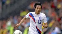 Yeom Ki-Hun saat memperkuat Timnas Korea Selatan dalam laga uji coba melawan Spanyol di Stade de Suisse, Swiss pada 30 Mei 2012 (AFP/Fabrice Coffrini)