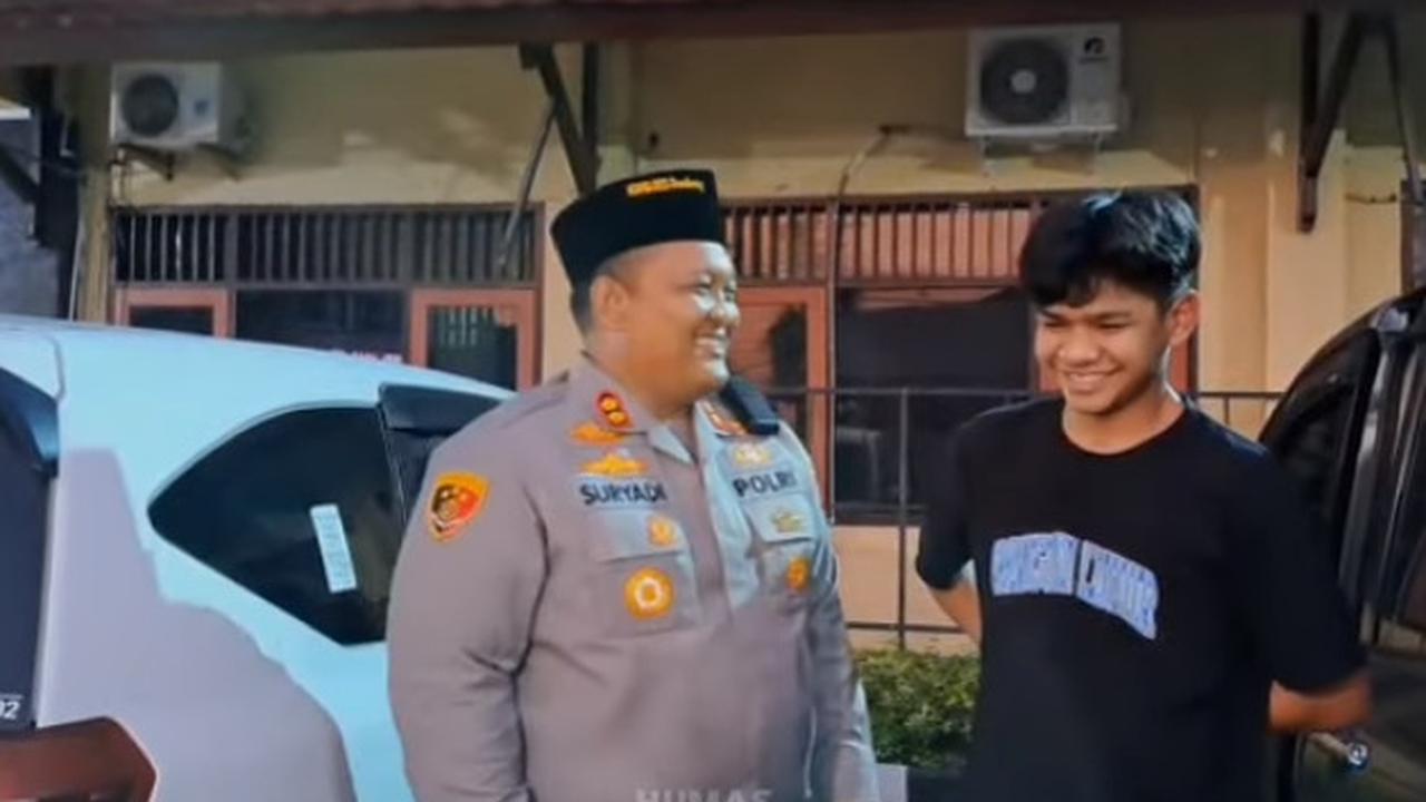 Mendapat pesan dari sang Kapolres, David sesekali mengangguk. Tak berselang lama, keduanya tertawa usai mendengar pesan dari sang Kapolres.&nbsp;