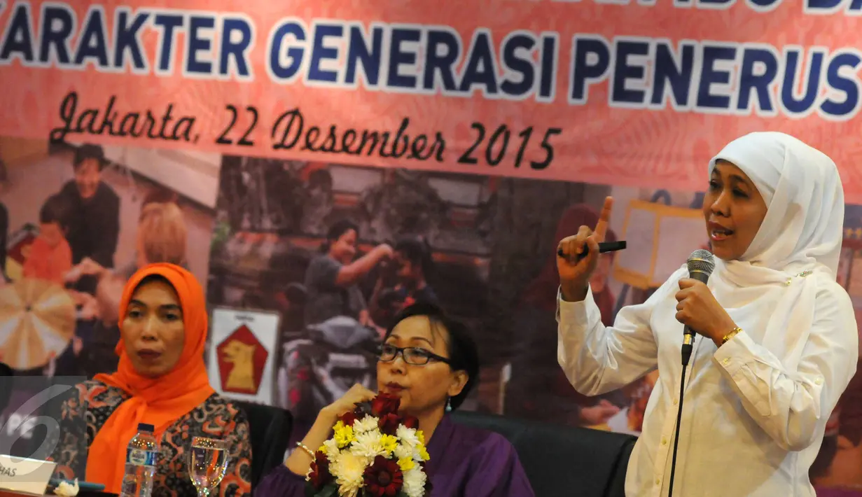 Menteri Sosial Khofifah Indar Parawansa saat menjadi keynote speaker di Kantor DPP Gerindra, Jakarta (22/12). Khofifah menghadiri acara tersebut dalam rangka hari ibu. (Liputan6.com/Helmi Afandi)