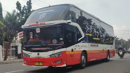 PO Harapan Jaya memiliki kelas sleeper dengan menggunakan karoseri Tentrem tipe Avante H9 Priority. Fasilitas yang disediakan cukup mumpuni, mulai dari bantal, selimut, layar infotainment, kursi dengan privacy, USB port, toilet, stop kontak, toilet, dan masih banyak lagi. Rutenya mengakomodir dari Cijabodetabek ke berbagai kota lain seperti Blitar, Surabaya, Ponorogo, Maospati, dan Gemolong. Harga tiketnya dibanderol seharga Rp500 ribu.