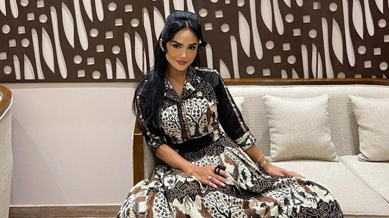 7 Gaya Busana Krisdayanti saat Pakai Batik, Tetap Elegan