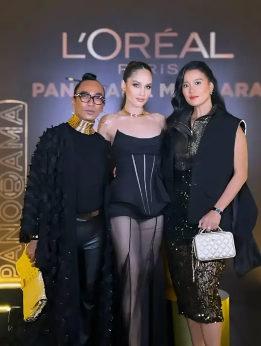 Marcella Zalianty tampil glamor dalam balutans sequined dress warna emas yang dipadukan sleeveless outer warna hitam. [@claurakiehl]