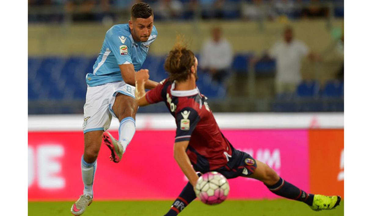 Penyerang Lazio, Ricardo Kishna menendang bola ke arah gawang Bologna pada laga Serie A di Stadion Olimpico, Italia, Minggu (23/8/2015). Pada pertandingan itu Kishna berhasil mencetak satu gol. (AFP Photo/Vicenzo Pinto)