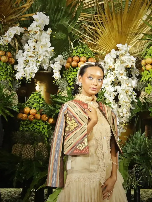 Asmara Abigail memeragakan busana karya Denny Irawan. (Bambang E Ros/Fimela.com)