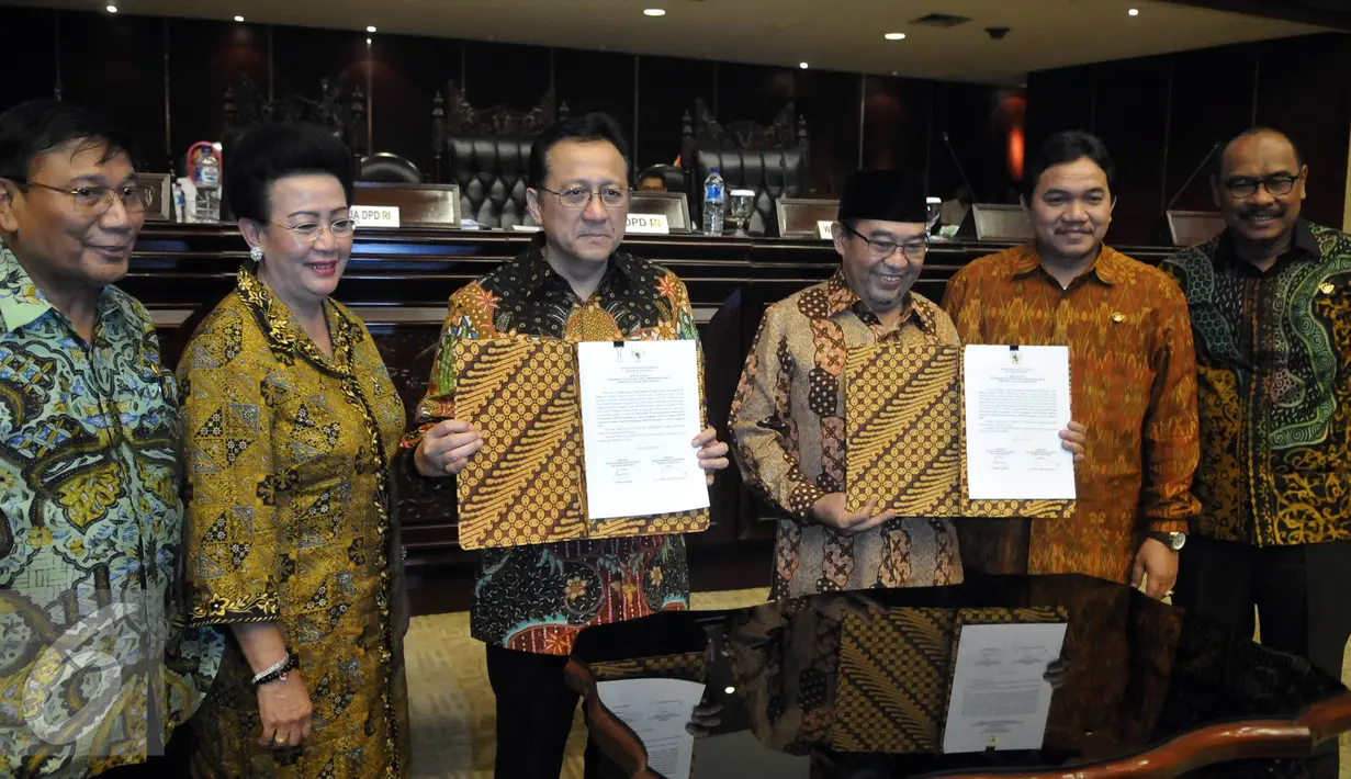 DPD menerima penyerahan laporan pemeriksaan BPK Semester II tahun 2016 Sidang Paripurna Luar Biasa DPD RI di Kompleks Parlemen, Rabu (13/4/2016). Irman Gusman diinterupsi anggota DPD yang menolak dirinya memimpin sidang. (Liputan6.com/Johan Tallo)