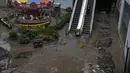 Provinsi Hebei di luar Beijing telah mengalami beberapa banjir terburuk di kawasan itu. Banjir di Zhuozhou, barat daya Beijing, mulai surut pada Sabtu, memungkinkan sebagian dari 125.000 warga yang dievakuasi untuk kembali ke rumah mereka. (AP Photo/Andy Wong)
