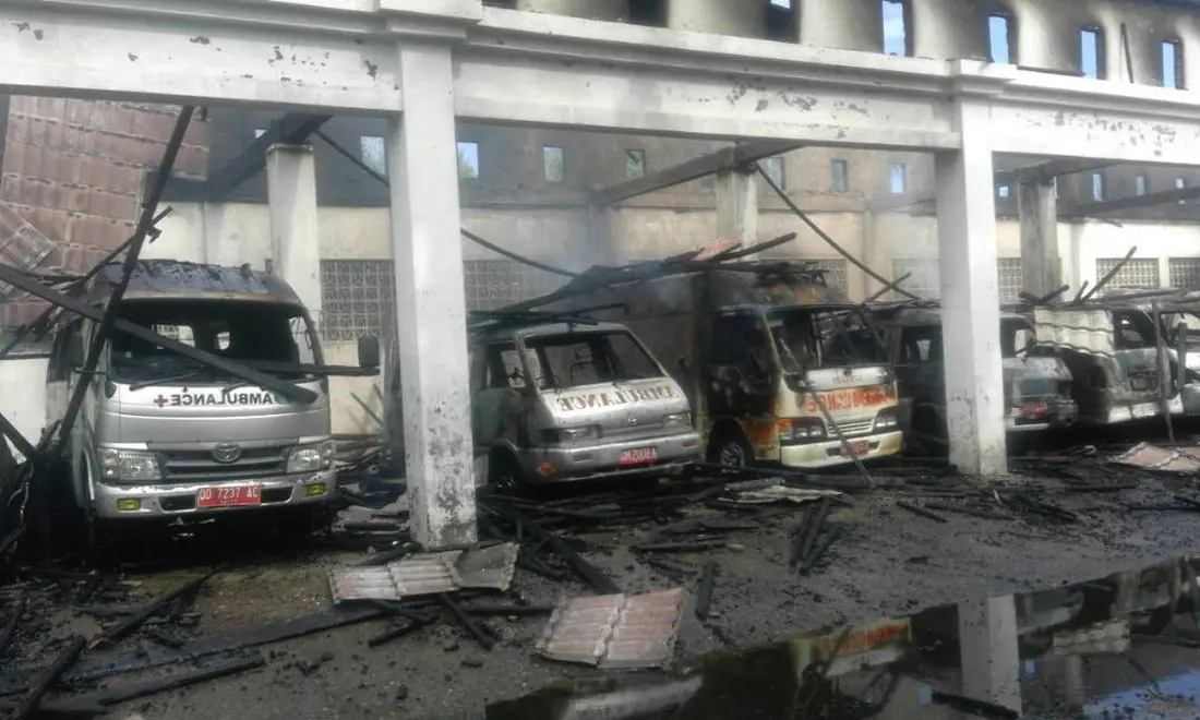 Kebakaran diduga berawal dari rumah warga di belakang lokasi parkiran Rumah Sakit Aloe Saboe (RSAS) Kota Gorontalo. (Liputan6.com/Aldiyansyah M. Fahrurozy)