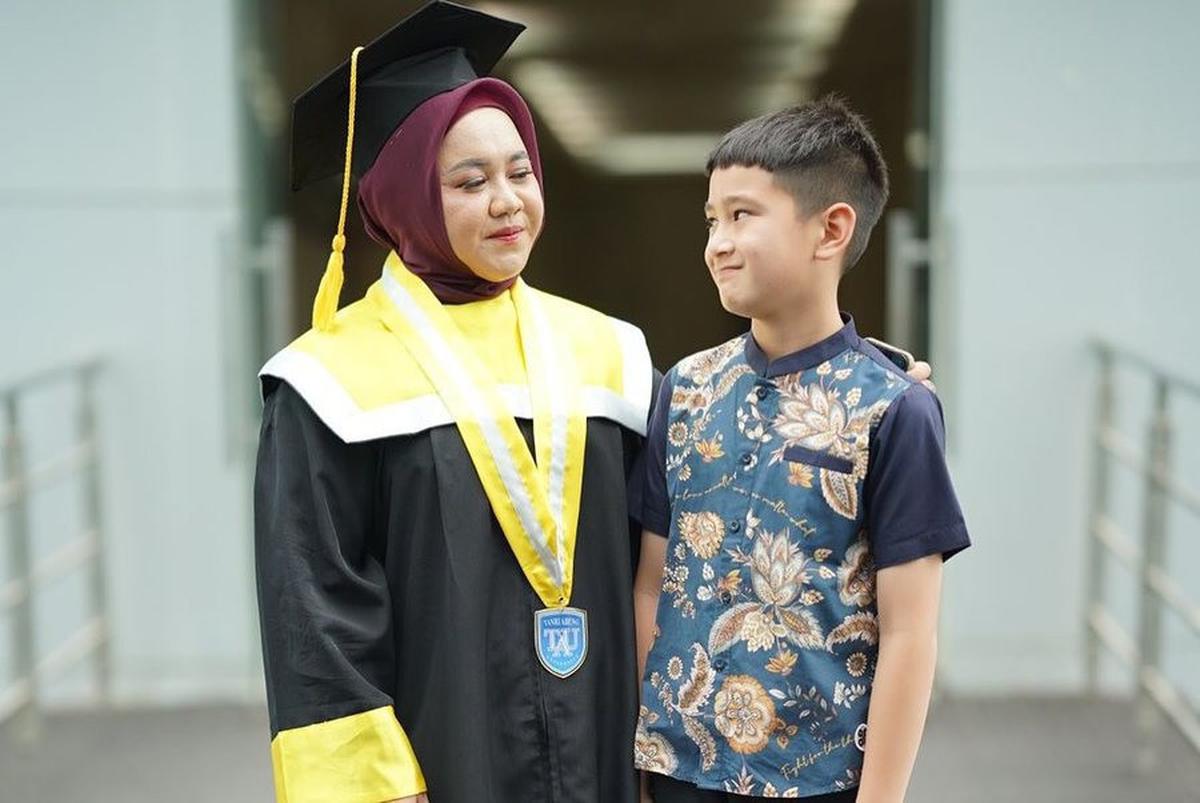 7 Potret Mbak Lala Akhirnya Wisuda S1, Didampingi Nagita Slavina hingga Rafathar - Lulus dengan IPK 3,57