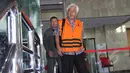 Mantan Dirut Pengolahan Pertamina Suroso Atmo Martoyo usai menjalani pemeriksaan di Gedung Komisi Pemberantasan Korupsi (KPK), Jakarta, Selasa (10/3/2015).(Liputan6.com/Helmi Afandi)