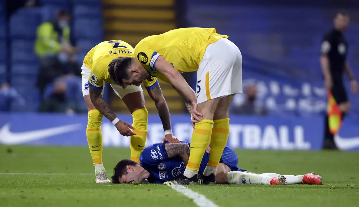Reaksi pemain Chelsea Christian Pulisic setelah mengalami cedera pada pertandingan Liga Inggris melawan Brighton and Hove Albion di Stadion Stamford Bridge, London, Inggris, Selasa (20/4/2021). Pertandingan berakhir 0-0. (Mike Hewitt/Pool via AP)