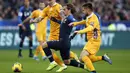 Pemain depan Prancis Antoine Griezmann berusaha melewati dua pemain Moldova, Veaceslav Posmac dan Catalin Car selama pertandingan Grup H Kualifikasi Piala Eropa 2020 di stade Stade de France, di Saint Denis, utara Paris (14/11/2019). Prancis menang tipis atas Moldova 2-1. (AP Photo/Francois Mori)