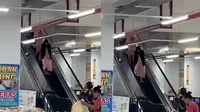 Viral, Momen Emak-Emak Turun dari Eskalator Gunakan Jalur Naik Ini Kocak