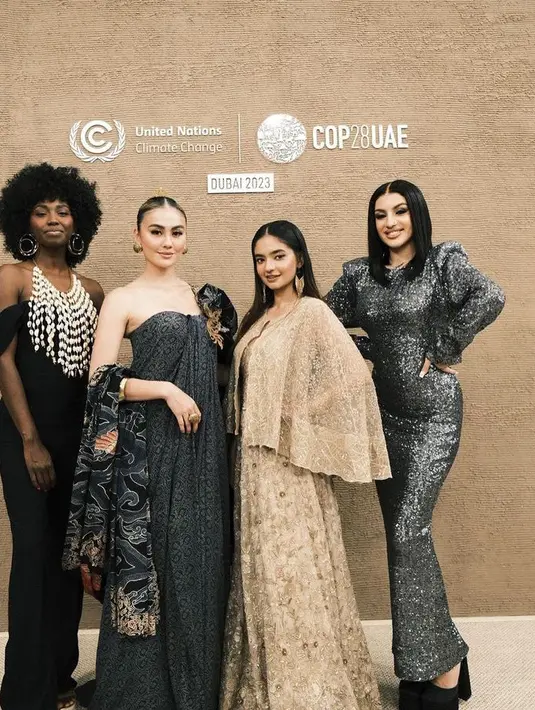 Agnez Mo tampak mengenakan kain sleeveless bergaya kemben warna hitam dengan motif batik. [@agnezmo]