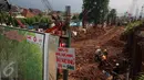 Pekerja mengerjakan pembangunan proyek double-double track (DDT) Paket A Manggarai-Jatinegara, Jakarta (3/3). Proses pengerjaan Paket A jalur Manggarai-Jatinegara terus di kebut sehingga ditargetkan selesai tahun 2019. (Liputan6.com/Johan Tallo)