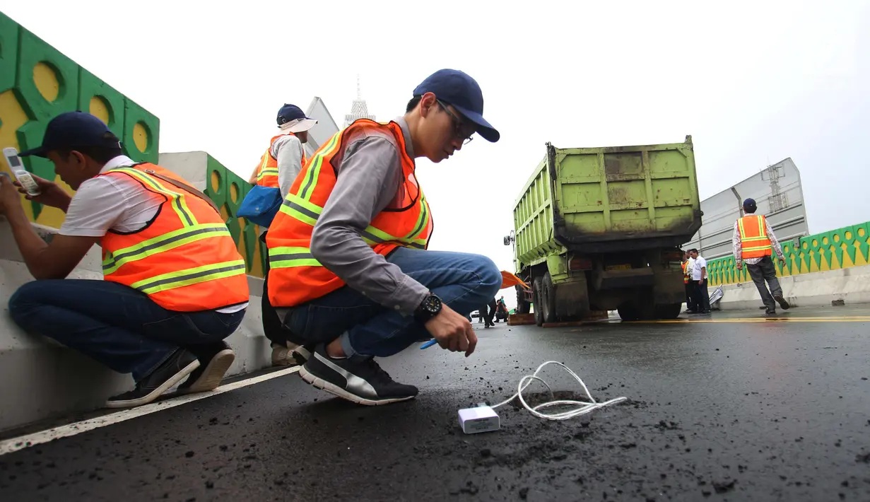Petugas melakukan uji kelayakan Koridor 13 Transjakarta Tendean - Ciledug , Jakarta, Kamis (20/7). Rencananya jalan layang Koridor 13 ini akan beroperasi pada 17 Agustus 2017. (Liputan6.com/Angga Yuniar)