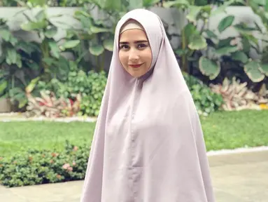 Prilly Latuconsina dalam balutan hijab besar pada saat kehadirannya di sebuah kajian. (Liputan6.com/Instagram/@prillylatuconsina96)