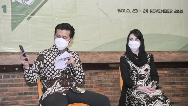 Wakil Gubernur Jawa Timur, Emil Elestianto Dardak bersama istrinya Arumi Bachsin saat menghadiri sebuah acara di Kota Surakarta, Jawa Tengah. (Liputan6.com/Ahmad Adirin)