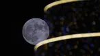 Bulan purnama terbit di atas Bagdad, Irak, pada Rabu (13/7/2022). Bulan Purnama dikenal sebagai Buck Moon dan juga Supermoon. Di kondisi ini Bulan akan terlihat tampak lebih besar dan terang sehingga terasa sangat dekat dari Bumi. (AP Photo/Hadi Mizban)