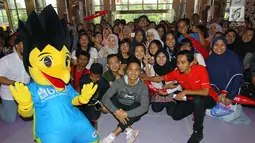 Maskot BIO, atlet muda Indonesia Anthony Sinisuka Ginting dan pengunjung foto bersama dalam Road to Blibli Indonesia Open 2019 di Jakarta, Minggu (14/7/2019). Turnamen bulu tangkis yang juga didukung Bakti Olahraga Djarum Foundation berlangsung 16-21 Juli di Istora Senayan. (Liputan6.com/HO/Rizky)