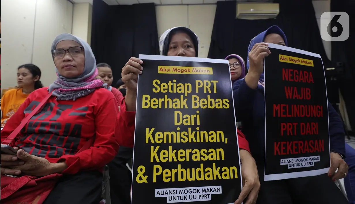 Mereka menyikapi lambatnya proses pembahasan dan pengesahan RUU PPRT yang akan melakukan aksi mogok makan pada tanggal 14 Agustus 2023 di depan Gedung DPR/MPR RI.  (merdeka.com/Arie Basuki)