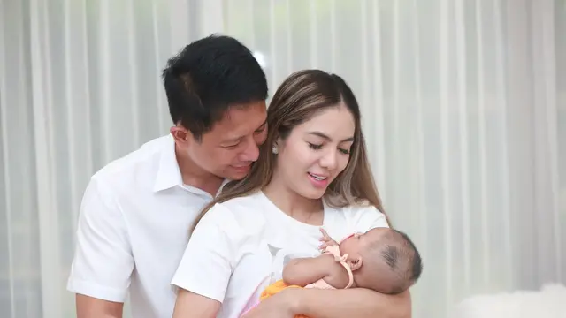 Baby Niken bersama suami dengan anaknya Brisia Saira Narayana.