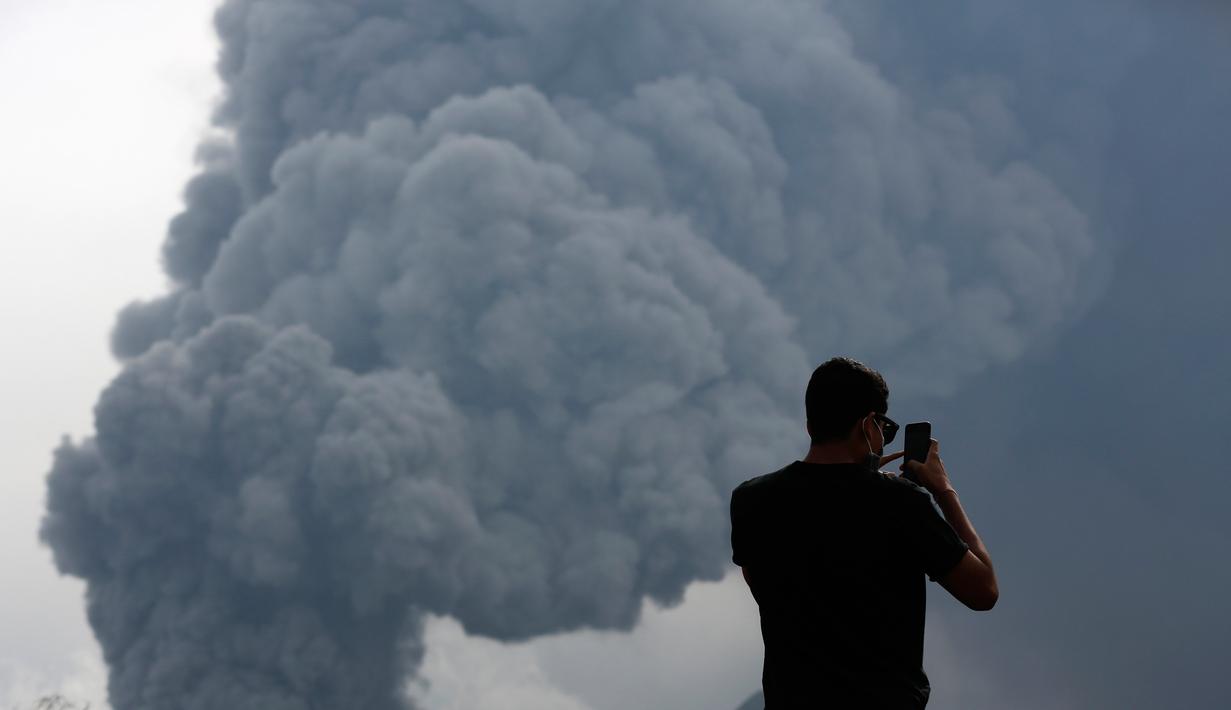 Seorang wisatawan mengabadikan gambar semburan abu vulkanik dari Gunung Bromo yang sedang erupsi di Ngadisari, Probolinggo, Jawa Timur, Selasa (5/1/2016). (REUTERS/Darren Whiteside)