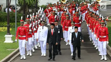 Presiden Jokowi bersama dengan Wapres Jusuf Kalla saat kirab pelantikan Gubernur dan Wakil Gubernur DKI Jakarta Anies Baswedan dan Sandiaga Uno periode 2017-2022 di Istana Negara, Jakarta, Senin (16/10). (Liputan6.com/Angga Yuniar)