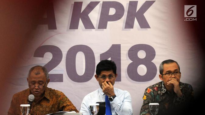 Ketua KPK Agus Rahardjo (kiri) menyampaikan paparan terkait capaian dan kinerja KPK Tahun 2018 di Jakarta, Rabu (19/12). Tahun 2018 menjadi catatan sejarah bagi KPK dengan operasi tangkap tangan (OTT) terbanyak. (Merdeka.com/Dwi Narwoko)
