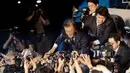 Presiden Korsel terpilih, Moon Jae-in mendapatkan selamat dari para pendukung saat akan menyampaikan pidato kemenangan di Seoul, Selasa (9/5). Moon yang berhaluan politik liberal menang telak dengan megantongi 41,4 persen suara. (AP Photo/Ahn Young-joon)