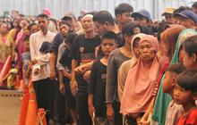 FOTO; Ratusan Warga Antri Beras Murah Saat Aksi Sosial Mahasiswa di Jakarta