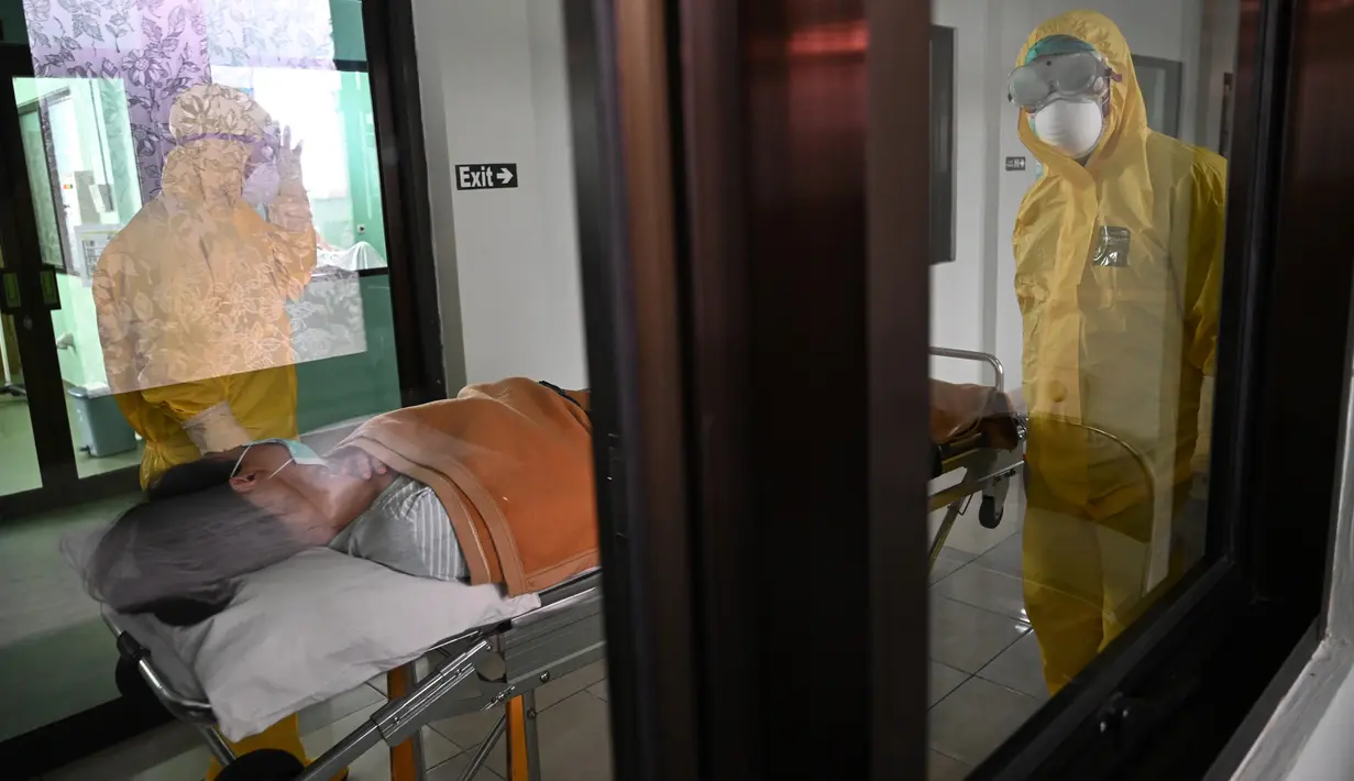 Tim medis mengevakuasi pasien suspect virus corona pada kegiatan simulasi di Rumah Sakit Umum Pusat (RSUP) Sanglah, Denpasar, Rabu (12/2/2020). Simulasi tersebut untuk menunjukkan kesiapan sekaligus menyegarkan kembali pengetahuan SDM dalam menangani virus Corona. (SONNY TUMBELAKA/AFP)