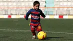 Murtaza Ahmadi (5) memakai jersey Barcelona bernama Messi saat bermain sepak bola di markas Federasi Sepak Bola Afghanistan di Kabul , Afghanistan, (2/2). Bintang Barcelona Lionel Messi dikabarkan akan bertemu dengan bocah ini. (REUTERS / Omar Sobhani)