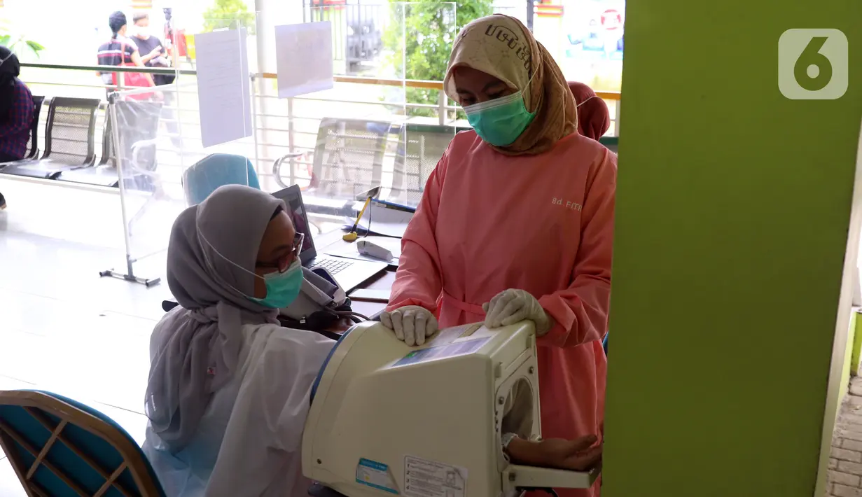Tenaga kesehatan menjalani pemeriksaan sebelum menjalani vaksinasi COVID-19 di Puskesmas Jurang Mangu, Tangerang Selatan, Jumat (15/1/2021). Program vaksinasi COVID-19 tahap pertama kepada tenaga kesehatan mulai dilakukan di berbagai daerah di Indonesia. (Liputan6.com/Angga Yuniar)
