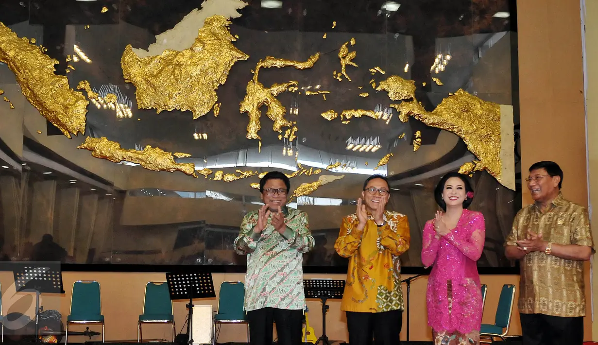 (Ki-ka) Wakil Ketua MPR Oesman Sapta, Ketua MPR Zulkifli Hasan, penyanyi keroncong Sundari Soekotjo dan Wakil Ketua DPD Farouk Muhammad pada sosialisasi Empat Pilar yang dianugerahi penghargaan MURI di Jakarta, Kamis (14/4). (Liputan6.com/Johan Tallo)