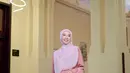 Laudya Cynthia Bella kerap mengenakan gamis dan hijab syar’i full pastel. @laudyacynthiabella.