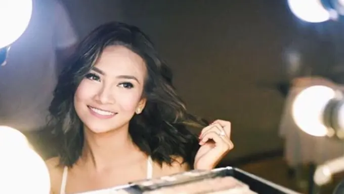 Miliki Kulit Sawo Matang, Sontek Dandanan ala Vanessa Angel