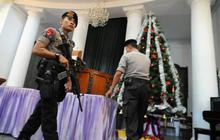 Tim Gegana Polri melakukan penyisiran gereja