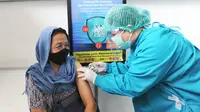 Petugas menyuntikkan vaksin COVID-19 Sinovac kepada tenaga kesehatan berusia lanjut di Puskesmas Kecamatan Jagakarsa, Jakarta, Kamis (11/2/2021). Sekitar 11 ribu nakes lansia yang berusia di atas 60 tahun saat ini menjadi prioritas penerima vaksin covid-19. (merdeka.com/Arie Basuki)