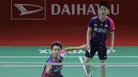 Pasangan ganda putra Indonesia unggulan pertama, Marcus Fernaldi Gideon/Kevin Sanjaya Sukamuljo saat bertanding melawan pasangan Malaysia unggulan ke-8, Goh Sze Fei/Nur Izzuddin dalam babak perempatfinal Turnamen Bulu Tangkis Daihatsu Indonesia Master 2022 di Istora Senayan, Jakarta, Jumat (10/6/2022). Marcus Fernaldi Gideon/Kevin Sanjaya Sukamuljo menang rubber game 10-21, 21-11 dan 21-18. (Bola.com/Ikhwan Yanuar)