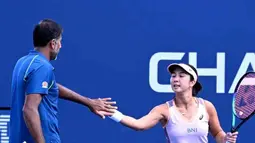 Selebrasi pasangan Aldila Sutjiadi/Rohan Bopanna setelah mencetak angka saat menghadapi pasangan Barbora Krejcikova/Matthew Ebden dalam laga perempat final turnamen tenis Grand Slam US Open 2024 di court 5 USTA Billie Jean King National Tennis Center, New York City, Amerika Serikat, Selasa (3/9/2024) dini hari WIB. (USopen.org/Rhea Nall)