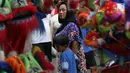 Warga melihat pernak pernik mainan yang dijual di area Festival Pecinan 2019 di kawasan jalan Pancoran, Glodok, Jakarta, Rabu (20/2). Festival Pecinan 2019 digelar untuk memeriahkan perayaan Imlek dan Cap Go Meh. (Liputan6.com/Helmi Fithriansyah)