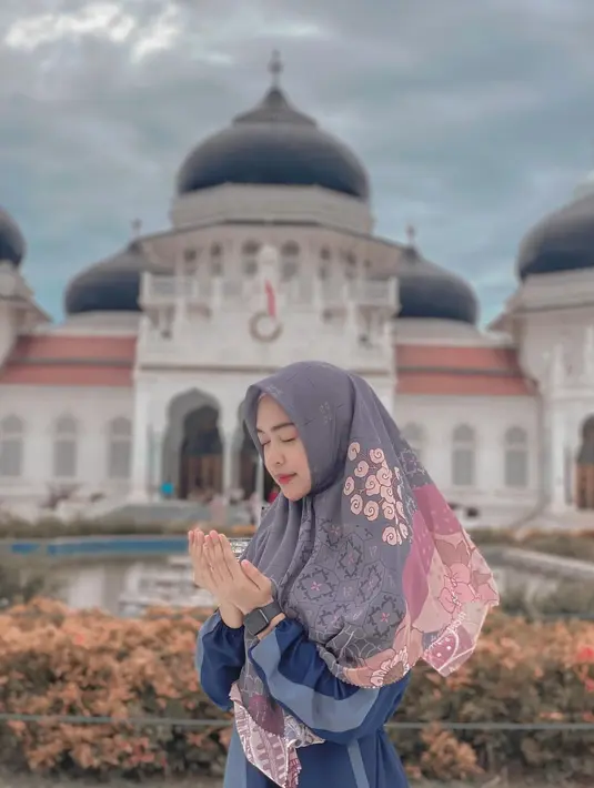 "Nah itu aku bingung, mbak Cindy didatangin di mimpi, mbak Oki juga udah, kenapa aku belum. Aku rindu papa, kalau boleh minta izin datengin ke mimpi," ungkap Ria Ricis, belum lama ini. (Instagram/riaricis1795)