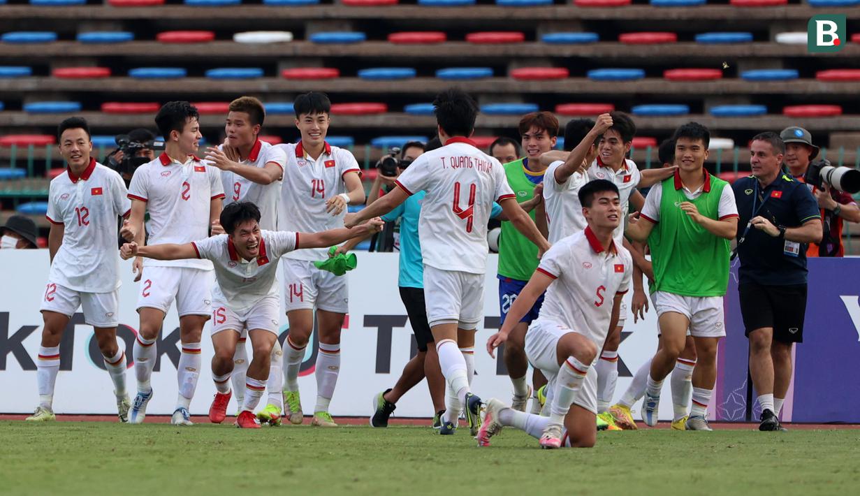 <p>Sejumlah pemain Timnas&nbsp;Vietnam U-22 merayakan gol penyeimbang 2-2&nbsp;ke gawang Timnas Indonesia U-22 saat laga semifinal sepak bola SEA Games 2023 di Olympic Stadium, Phnom Penh, Kamboja, Sabtu (13/05/2023). (Bola.com/Abdul Aziz)</p>