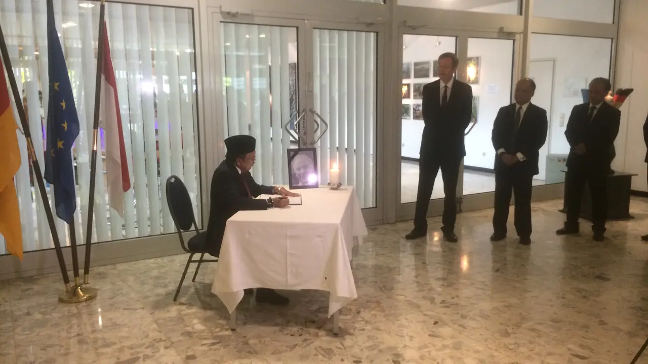 B.J. Habibie memberi ucapan bela sungkawa atas meninggalnya eks Kanselir Jerman