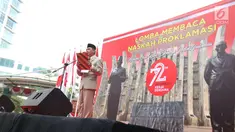 Peserta membaca naskah Proklamasi Kemerdekaan Republik Indonesia saat mengikuti lomba di Kementerian Hukum dan HAM, Jakarta, Senin (14/8). Lomba ini untuk menyambut HUT RI 72. (Liputan6.com/Helmi Afandi)