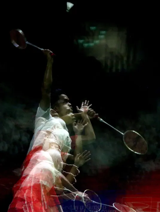 Pebulu tangkis tunggal putra Indonesia, Anthony Sinisuka Ginting saat bertanding melawan Lee Zii Jia (Malaysia) pada Perempat Final Indonesia Masters 2022 di Istora Senayan, Jakarta, Jumat (10/6/2022). Anthony Sinisuka Ginting unggul dan melaju ke babak berikutnya. (Liputan6.com/Helmi Fithriansyah)