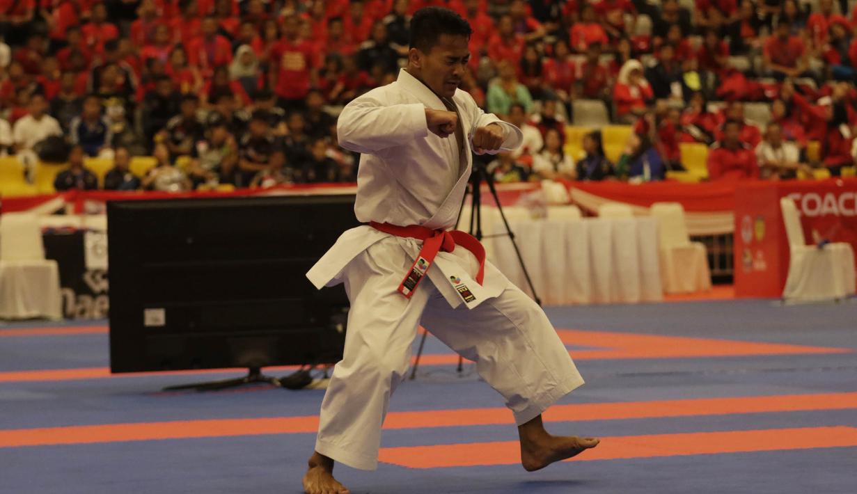 Ahmad Zigi Zaresta berhasil menjadi juara dunia karate pertama dari Indonesia usai meraih juara nomor Junior Kata pada Kejuaraan Dunia Karate Junior, Cadet dan U-21 di ICE, BSD, Tangerang, Kamis (12/11/2015). (Bola.com/Vitalis Yogi Trisna)