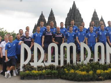 Para pemain Timnas Islandia foto bersama dengan latar belakang Candi Prambanan di pebatasan Jawa Tengah-Yogyakarta, Senin (8/1/2018). Timnas Islandia datang ke Indonesia untuk menjalani dua laga persahabatan. (Bola.com/Ronald Seger)