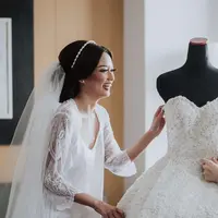 Chynthia Tan rancang baju pernikahan dadakan. (Image: dok.pribadi Chynthia Tan)