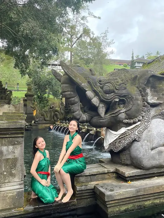 Tampil mengenakan kain hijau, keduanya pun tampak lebih segar setelah membasuh diri di pancuran yang ada di Pura Tirta Empul Tampaksiring. Sebagai dua selebriti yang sudah banyak membintangi FTV di layar kaca, keduanya pun menuai banyak tanggapan dari para penggemar. (Liputan6.com/IG/@valtifanka)